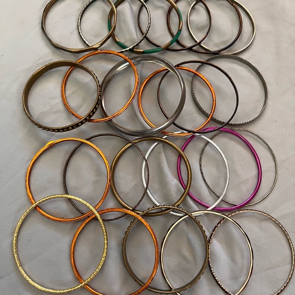Not in the best condition but three are different colors bangles - Picture 3 of 4